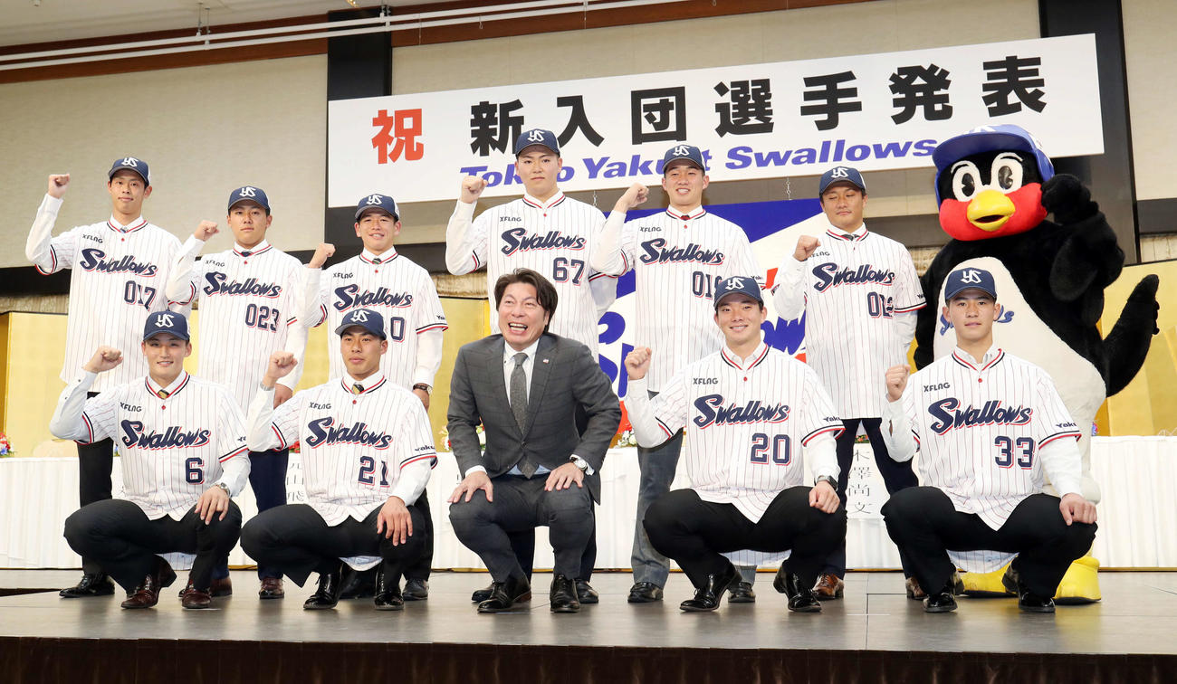ヤクルト新入団発表会見。高津監督（前列中央）。前列左から4位元山、2位山野、1人おいて1位木沢、3位内山（2020年12月1日）