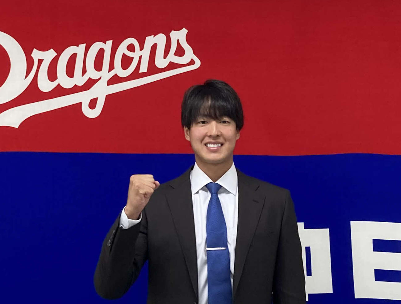 背番号18への変更に笑顔を見せる中日梅津