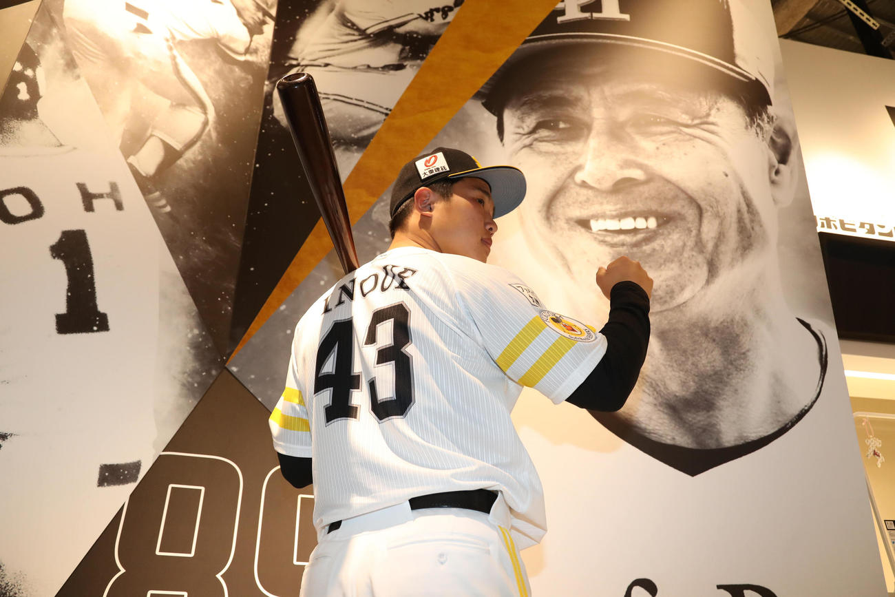 王貞治ベースボールミュージアムの前でポーズを取る井上（現場代表）
