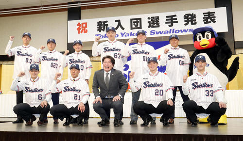 ヤクルト新入団発表会見。高津監督（前列中央）。前列左から4位元山、2位山野、1人おいて1位木沢、3位内山（2020年12月1日）