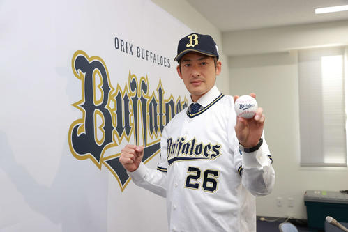大阪・舞洲の球団施設で入団会見に臨む、オリックス能見投手兼任コーチ（代表撮影）