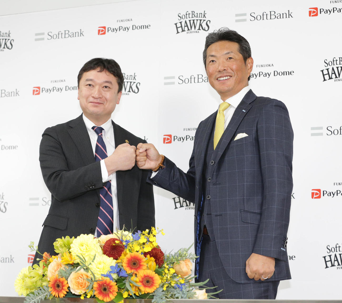 三笠杉彦GMとグータッチをする小久保裕紀ヘッドコーチ