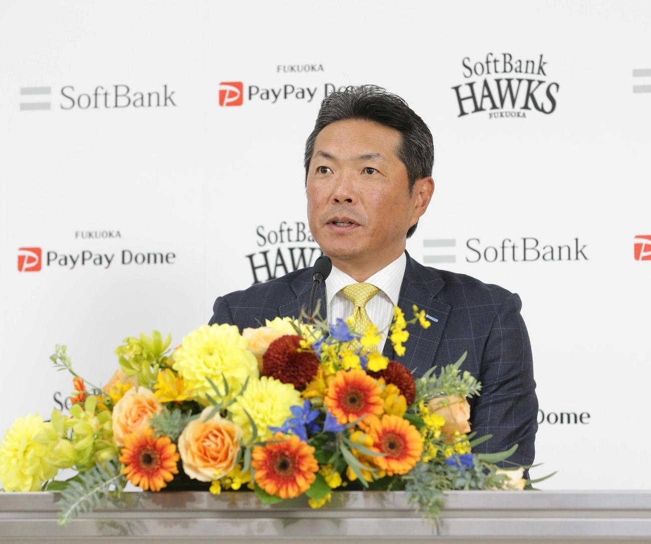 小久保裕紀ヘッドコーチは会見で報道陣の質問にこたえる（現場代表）