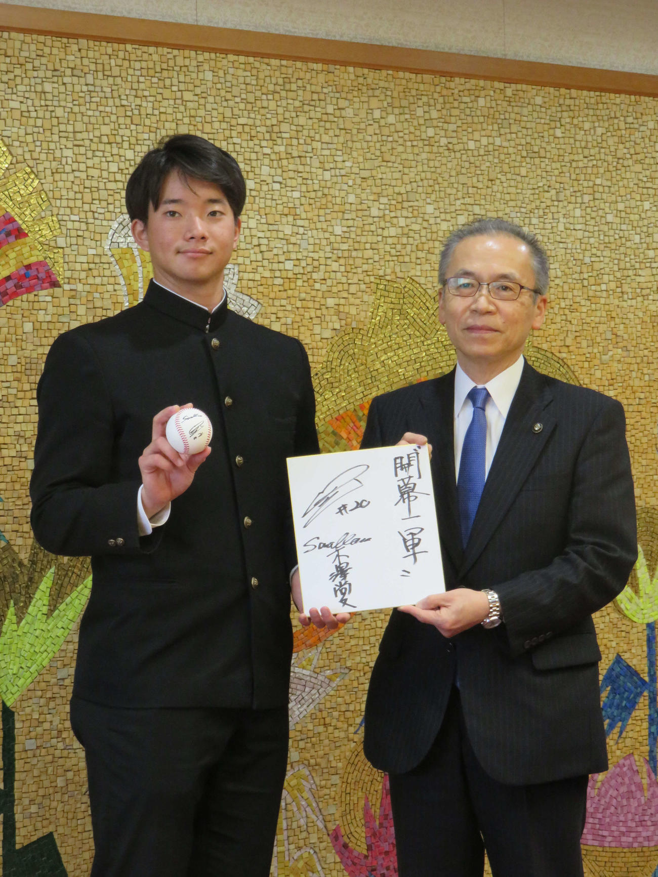 ヤクルトドラフト1位の慶大・木沢（左）が出身地の千葉・船橋市役所を表敬訪問し、松戸市長と記念撮影