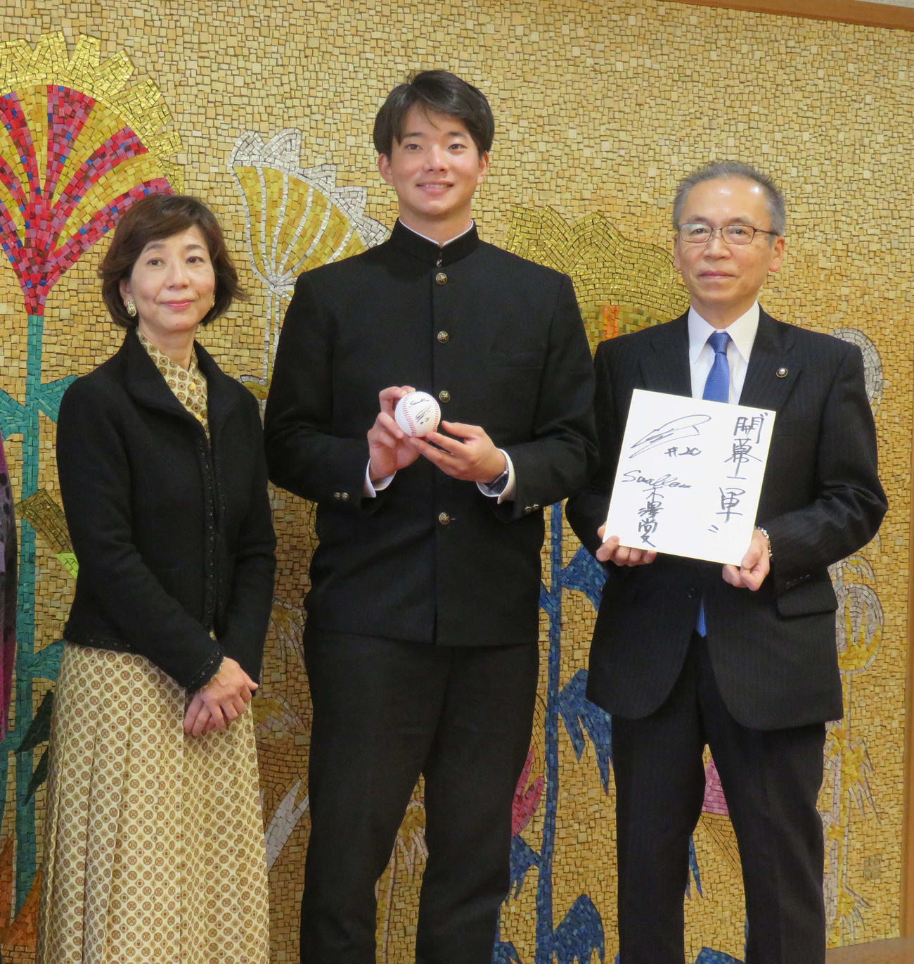 ヤクルトのドラフト1位、慶大・木沢（中央）が千葉・船橋市役所を表敬訪問。左は母聡子さん、右は松戸市長