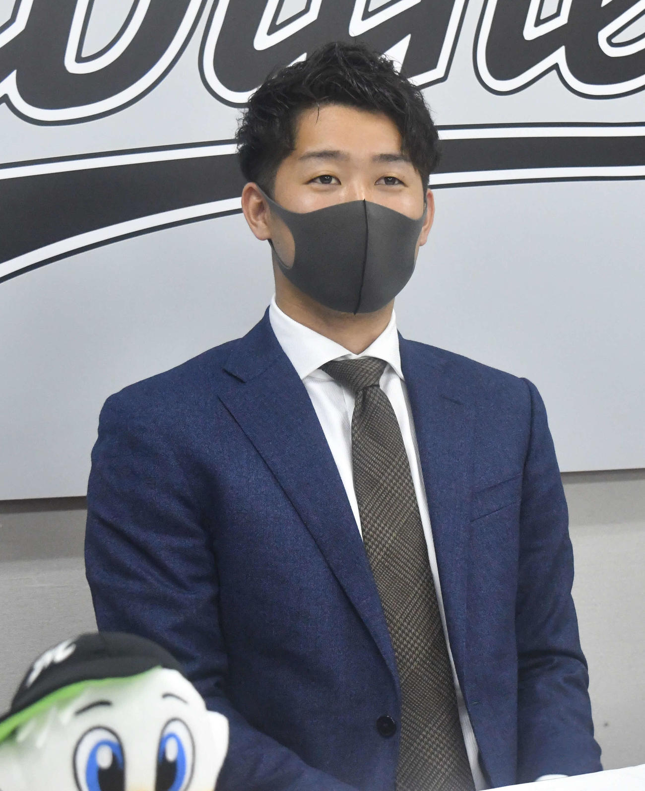 契約更改を終えて取材に応じるロッテ種市（代表撮影）