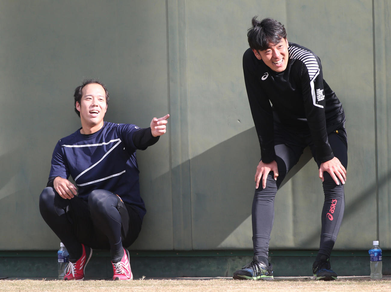 練習の合間に小川一平（右）らと談笑する青柳（代表撮影）