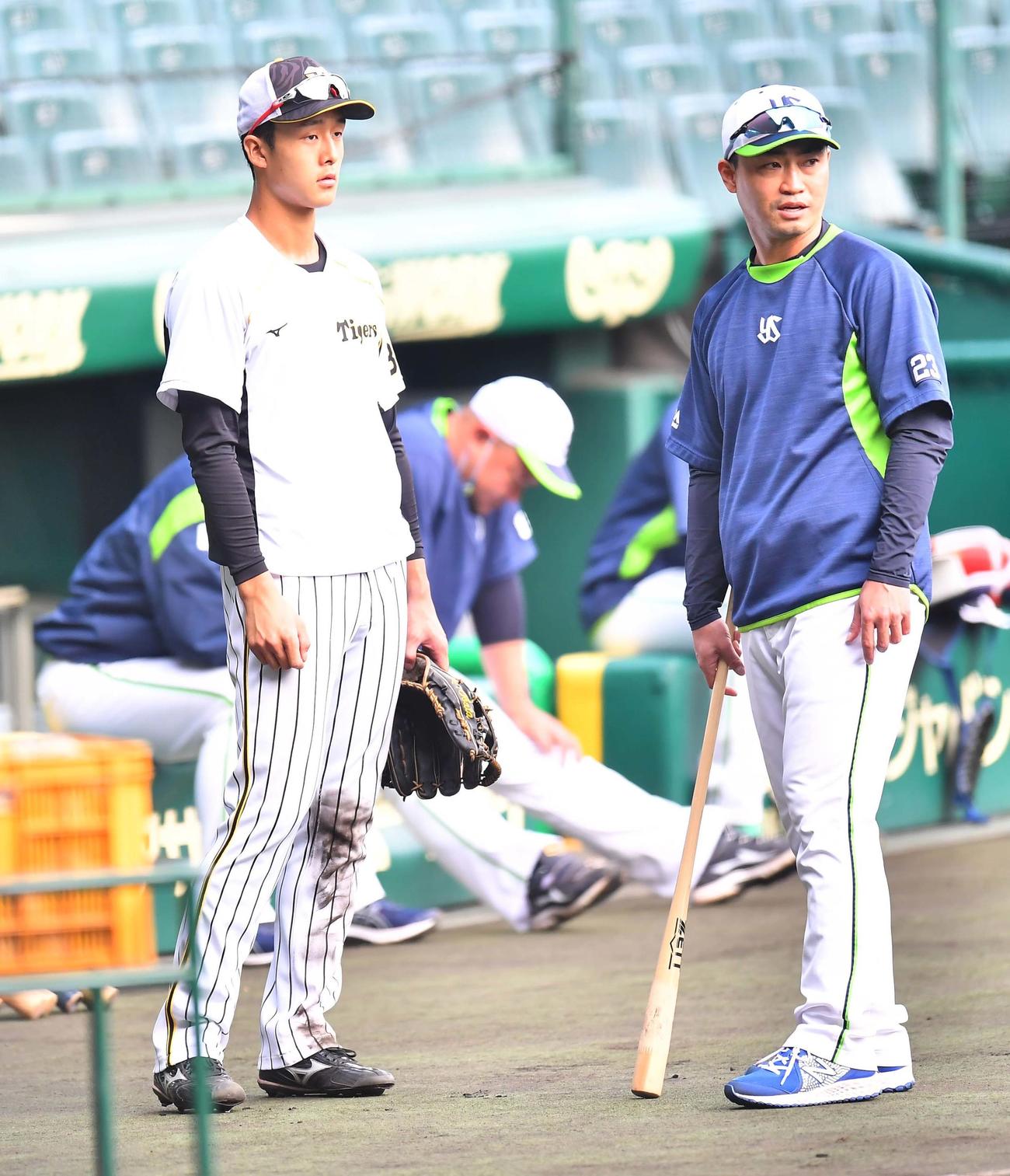 試合前練習でヤクルト青木（右）と話す阪神小幡（2020年10月19日）