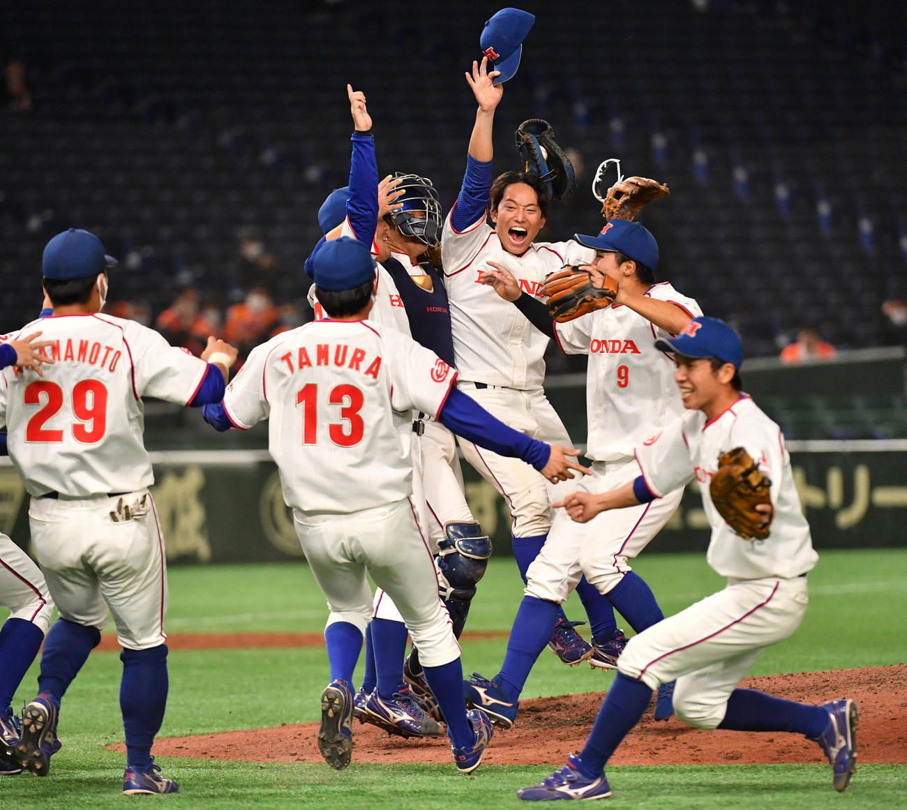 決勝NTT東日本対ホンダ　優勝したホンダナインは歓喜の輪を作る（撮影・柴田隆二）
