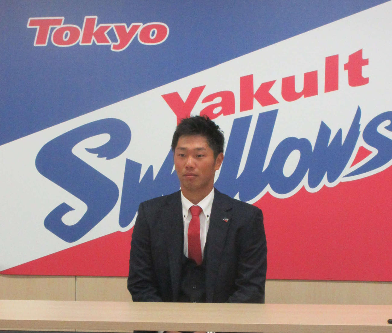 契約更改に臨んだヤクルト古賀（代表撮影）