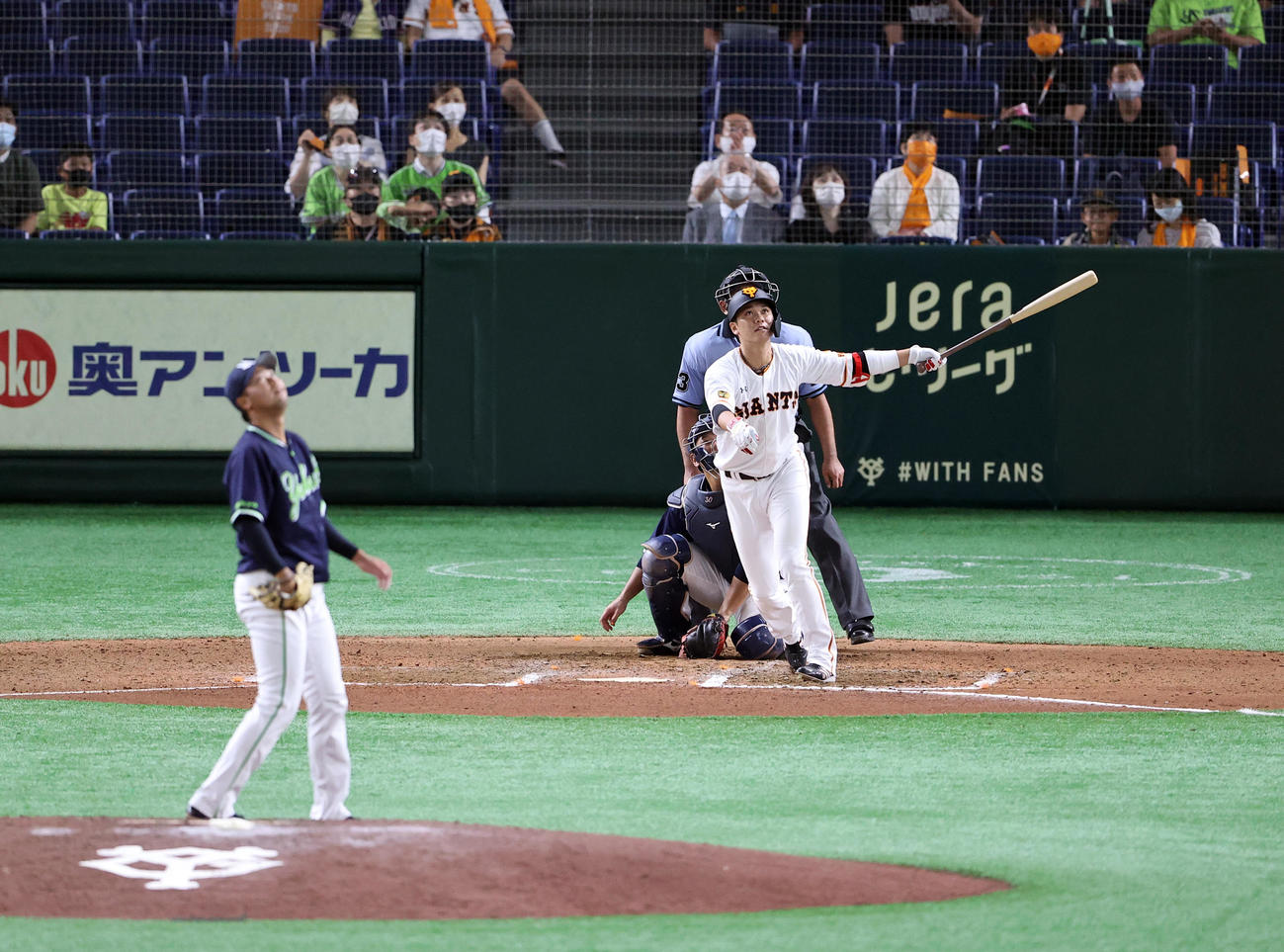 巨人坂本に左越えソロ本塁打を浴びるヤクルト中尾輝（2020年8月12日撮影）