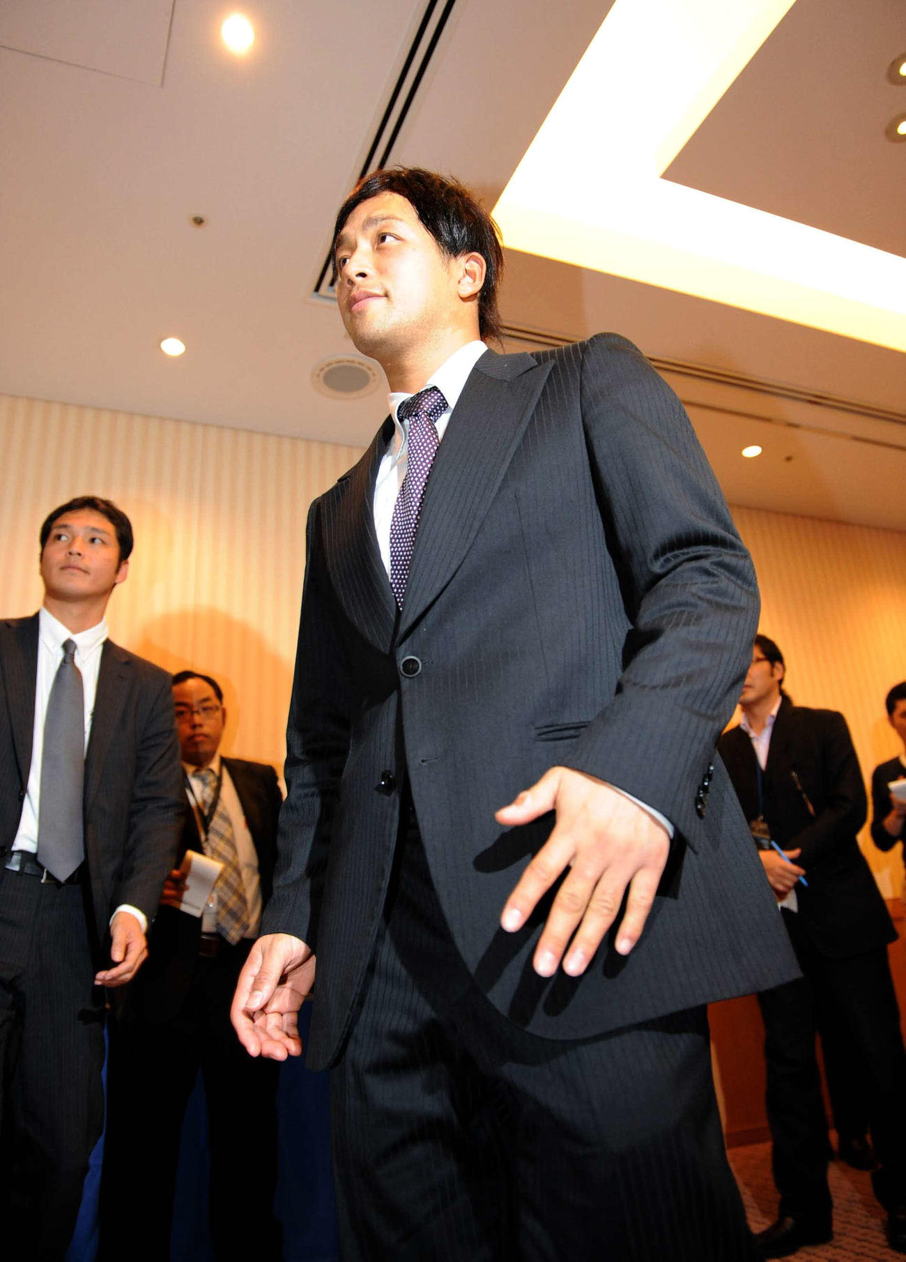 髪を黒く染めて臨んだ巨人清武球団代表との交渉を終え、満足げな表情で会場を後にする日本ハム藤井秀悟（2009年12月3日撮影）