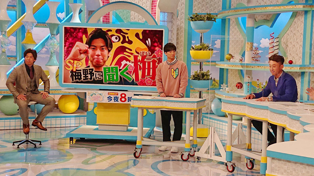 「おはよう朝日です」に出演した阪神梅野、右端は今成氏（球団提供）