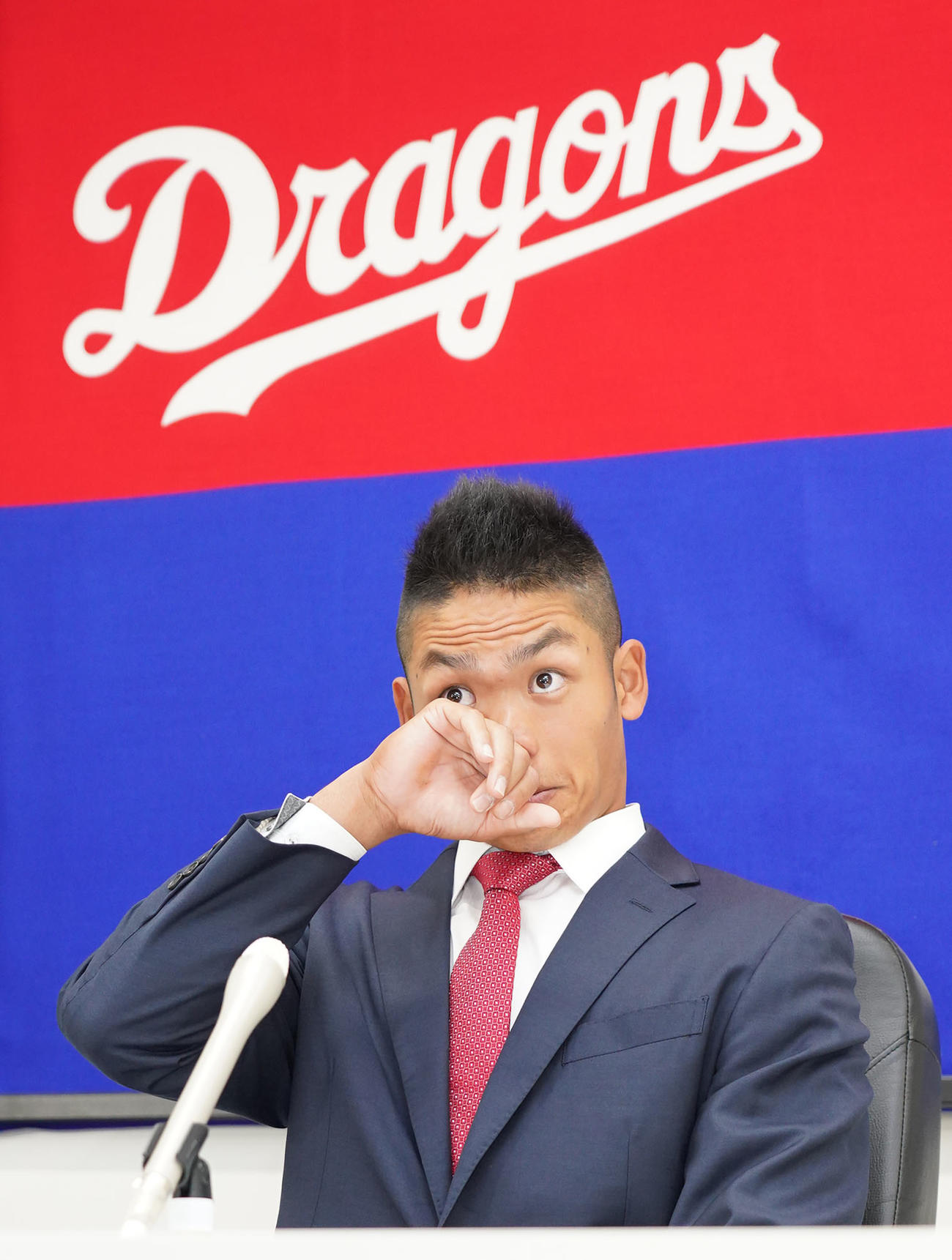 契約更改を終え会見の席につく根尾昂（撮影・森本幸一）