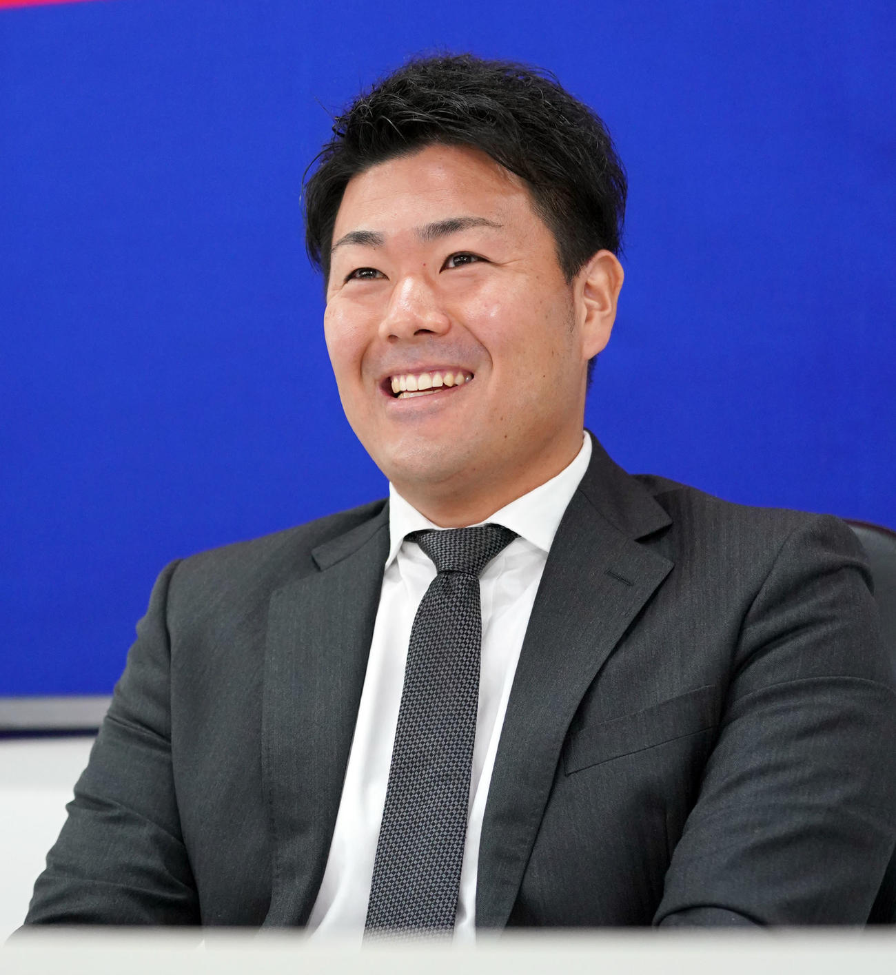 2度目の契約交渉を終えサインし、明るい表情で会見する中日木下拓哉（撮影・森本幸一）