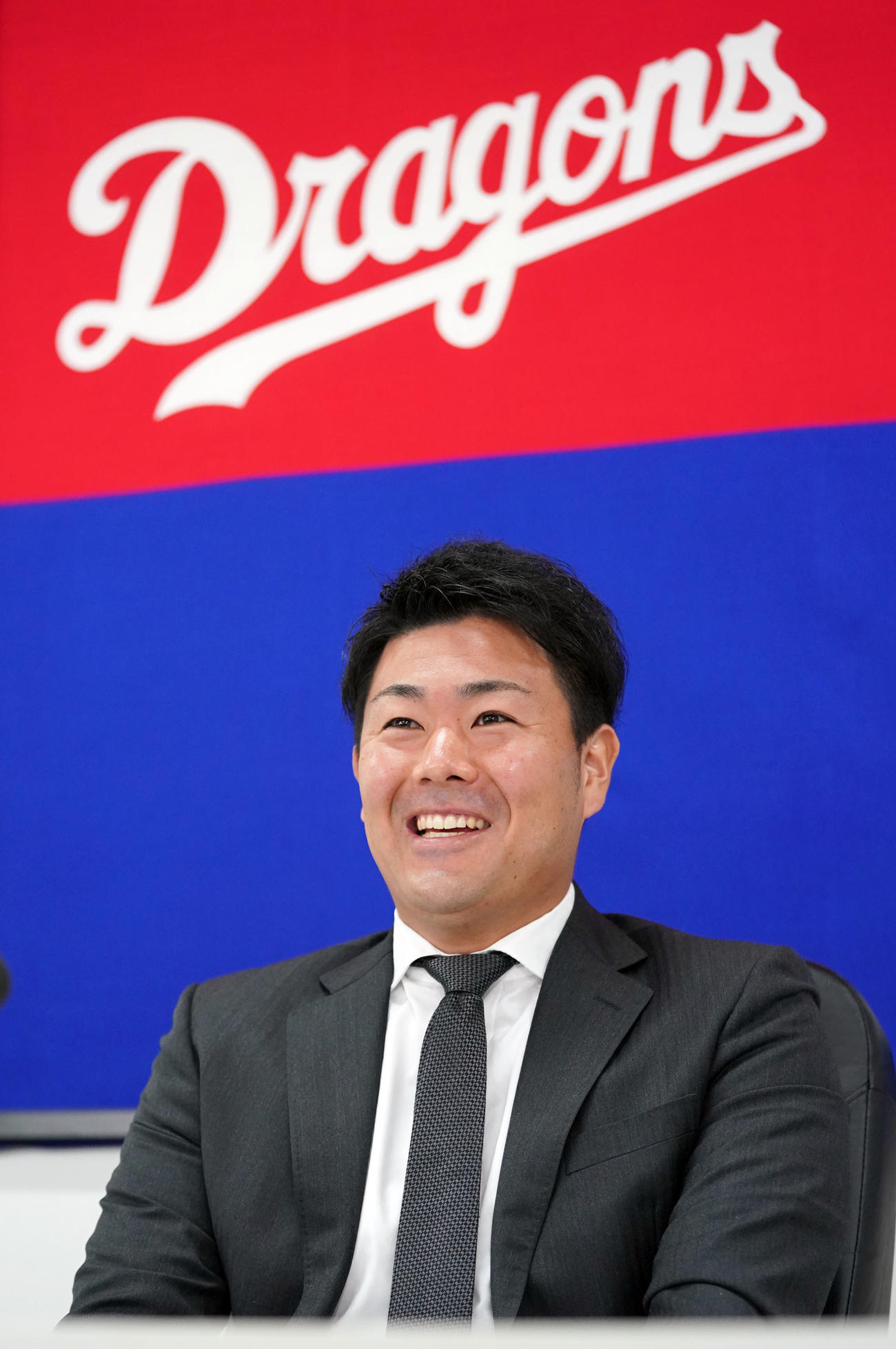 2度目の契約交渉を終えサインし、明るい表情で会見する木下拓哉（撮影・森本幸一）