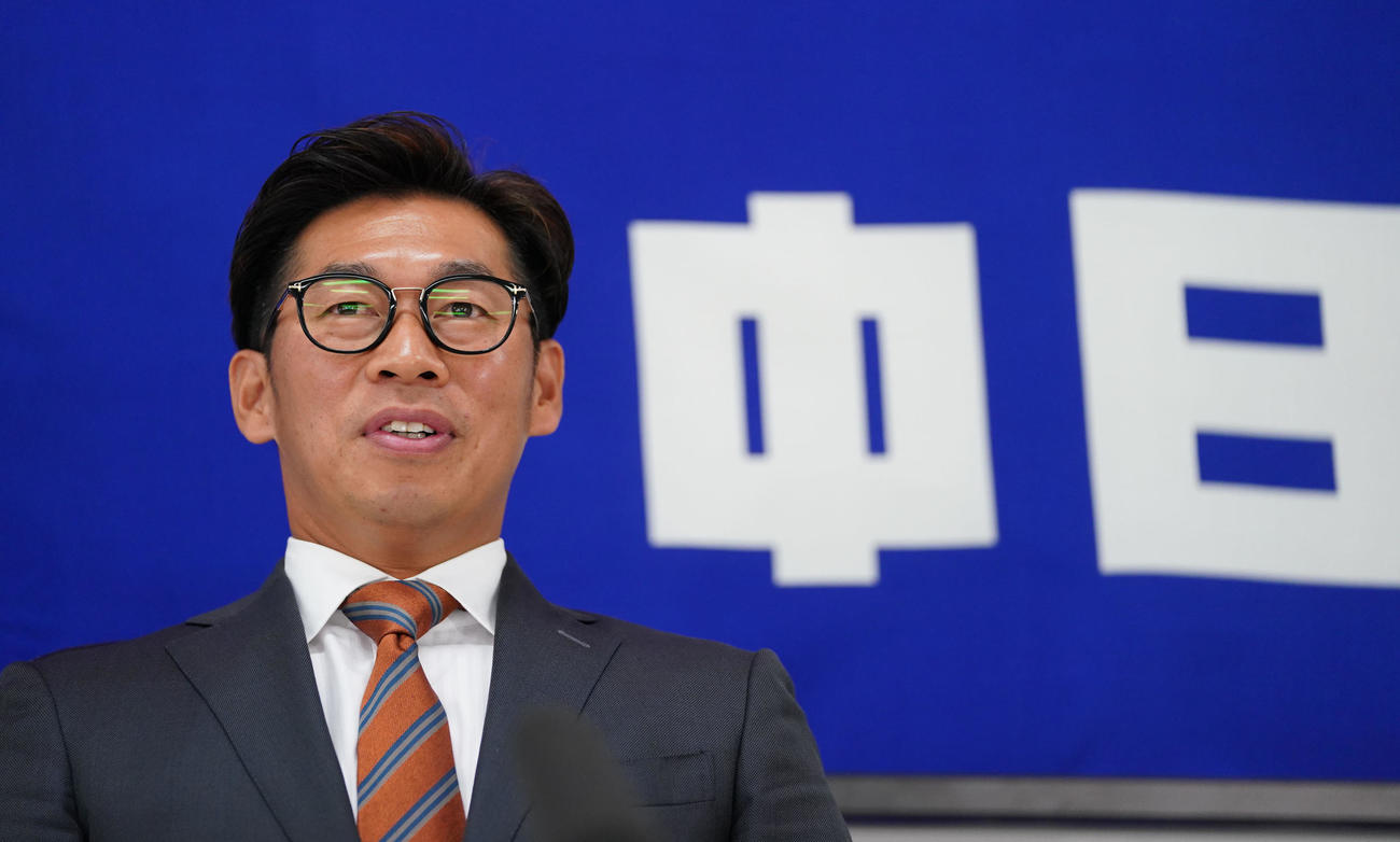 契約更改を終え会見する山井大介（撮影・森本幸一）