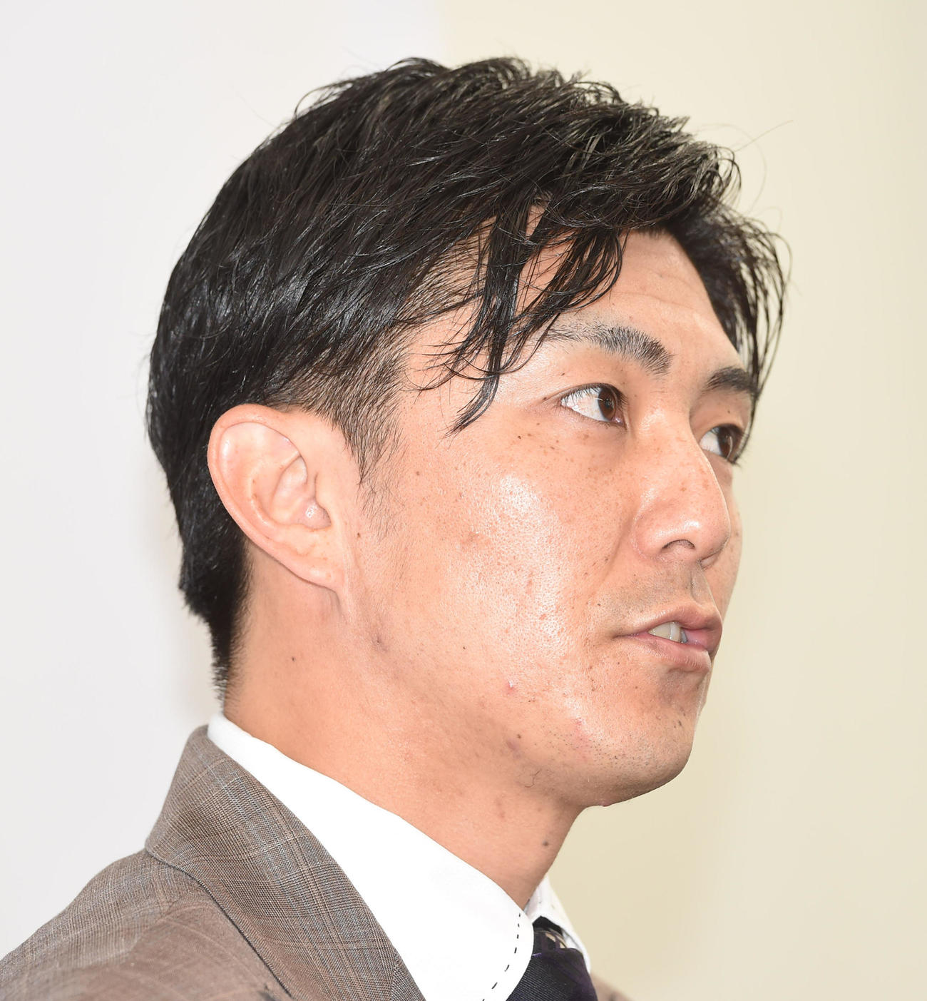 大幅ダウンで契約更改、厳しい表情で会見するオリックス増井（撮影・前岡正明）