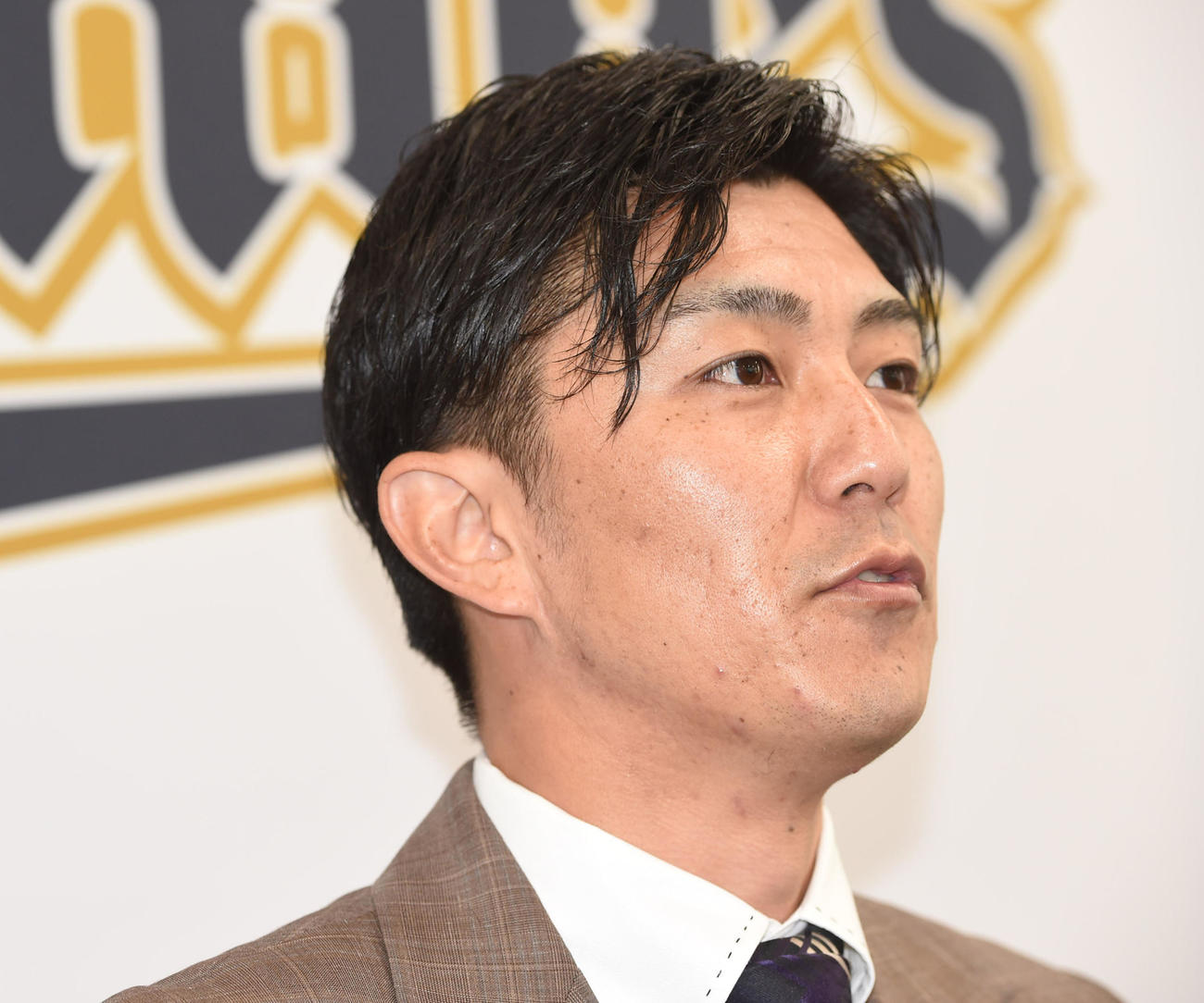 大幅ダウンで契約更改、厳しい表情で会見する増井（撮影・前岡正明）