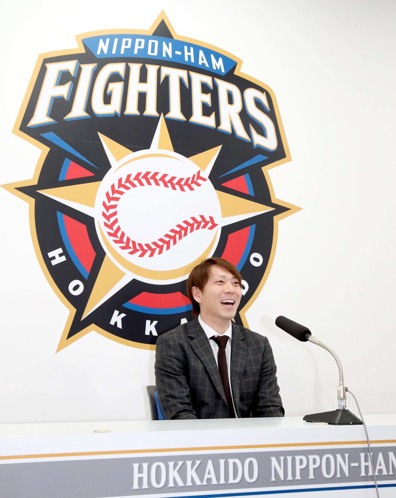 海外FA権を行使せず残留を決め会見に臨む日本ハム宮西（撮影・佐藤翔太）