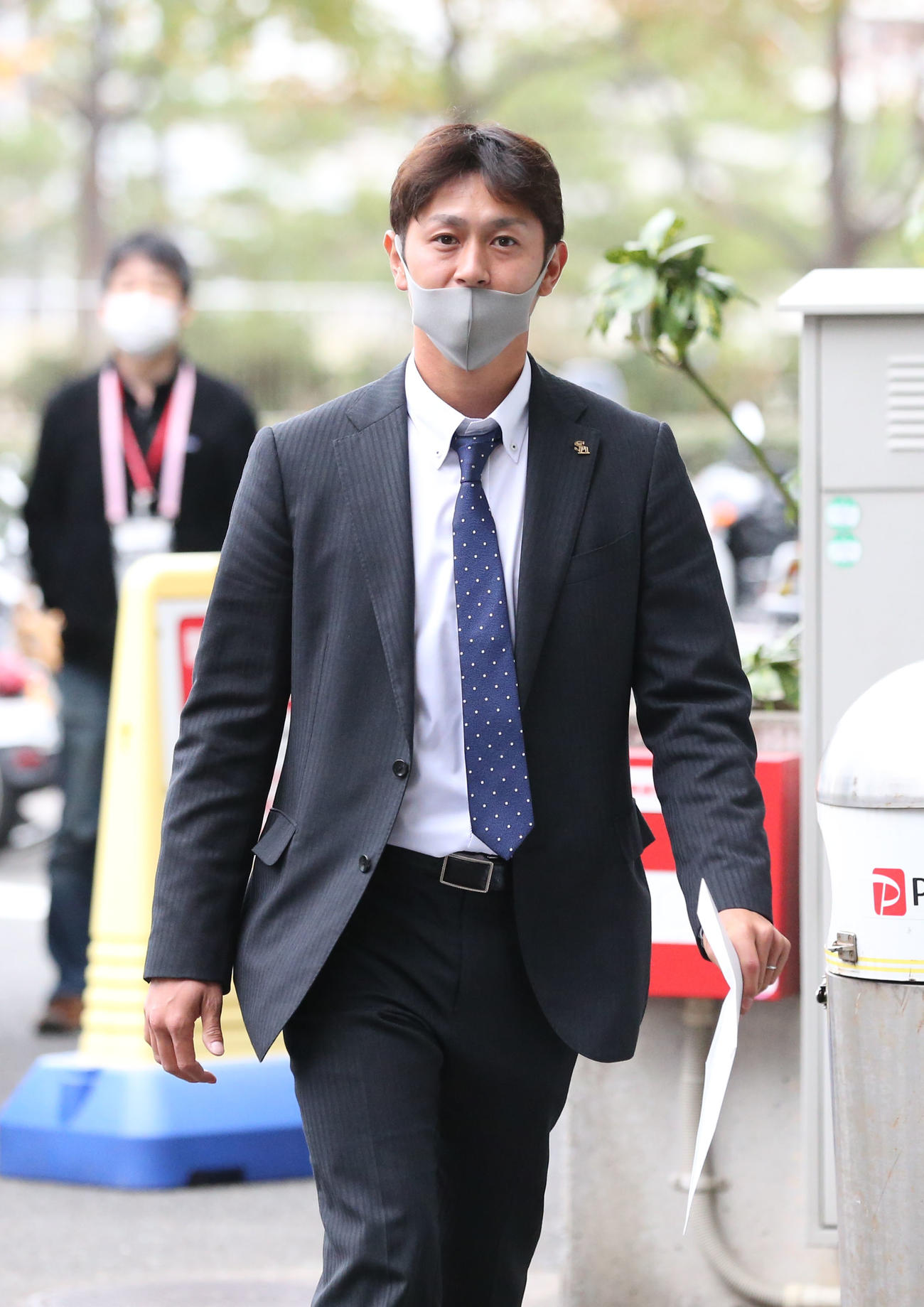 契約更改を終えた奥村正稔は引きあげる（撮影・梅根麻紀）