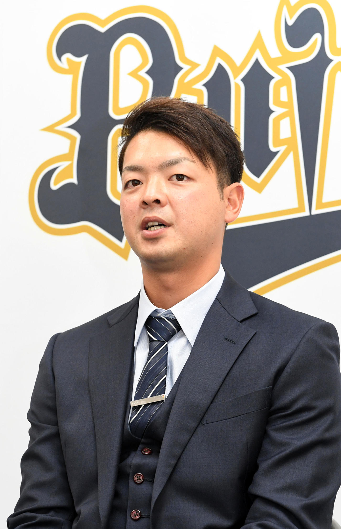 支配下復帰で契約更改、会見を行う黒木（撮影・前岡正明）