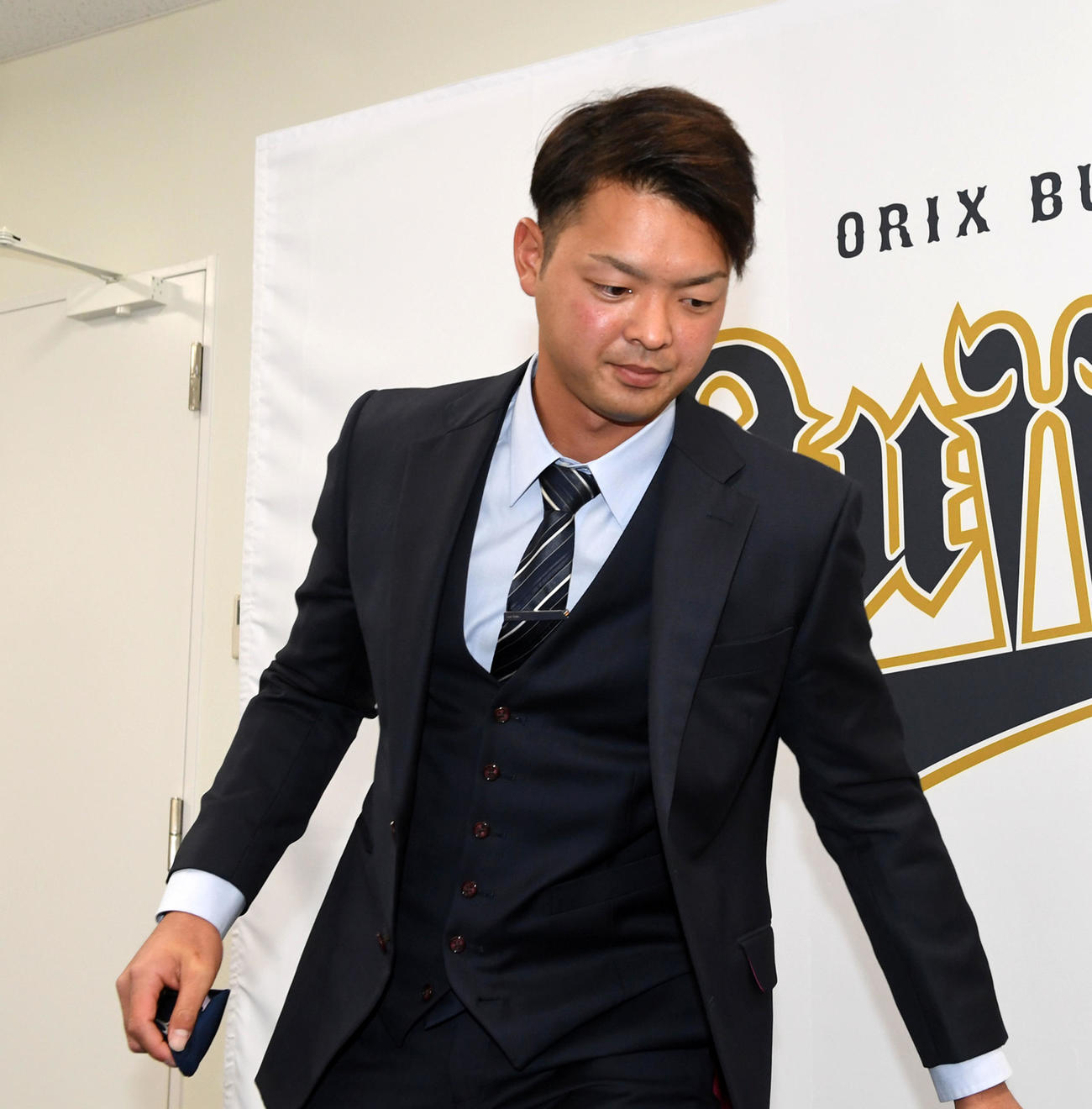 支配下復帰で契約更改、会見を終え引き揚げる黒木（撮影・前岡正明）