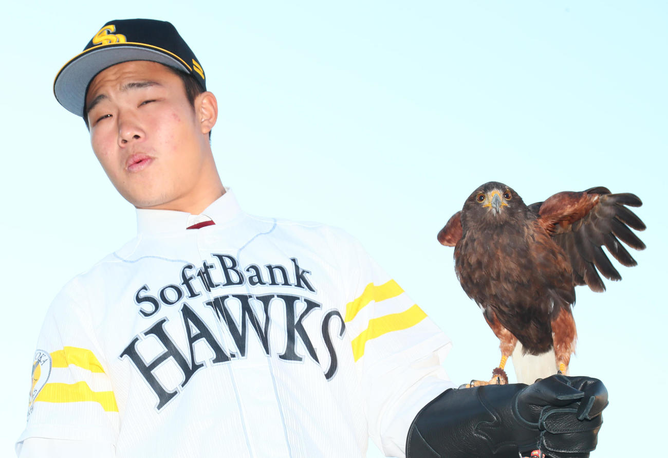 ソフトバンク1位指名の花咲徳栄・井上はハリスホークに驚きの表情を見せる（撮影・足立雅史）