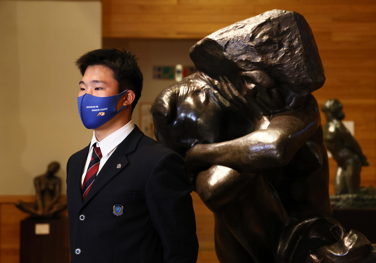 サトエ記念21世紀美術館での仮契約を終え取材に応じるソフトバンク1位指名の花咲徳栄・井上（撮影・足立雅史）