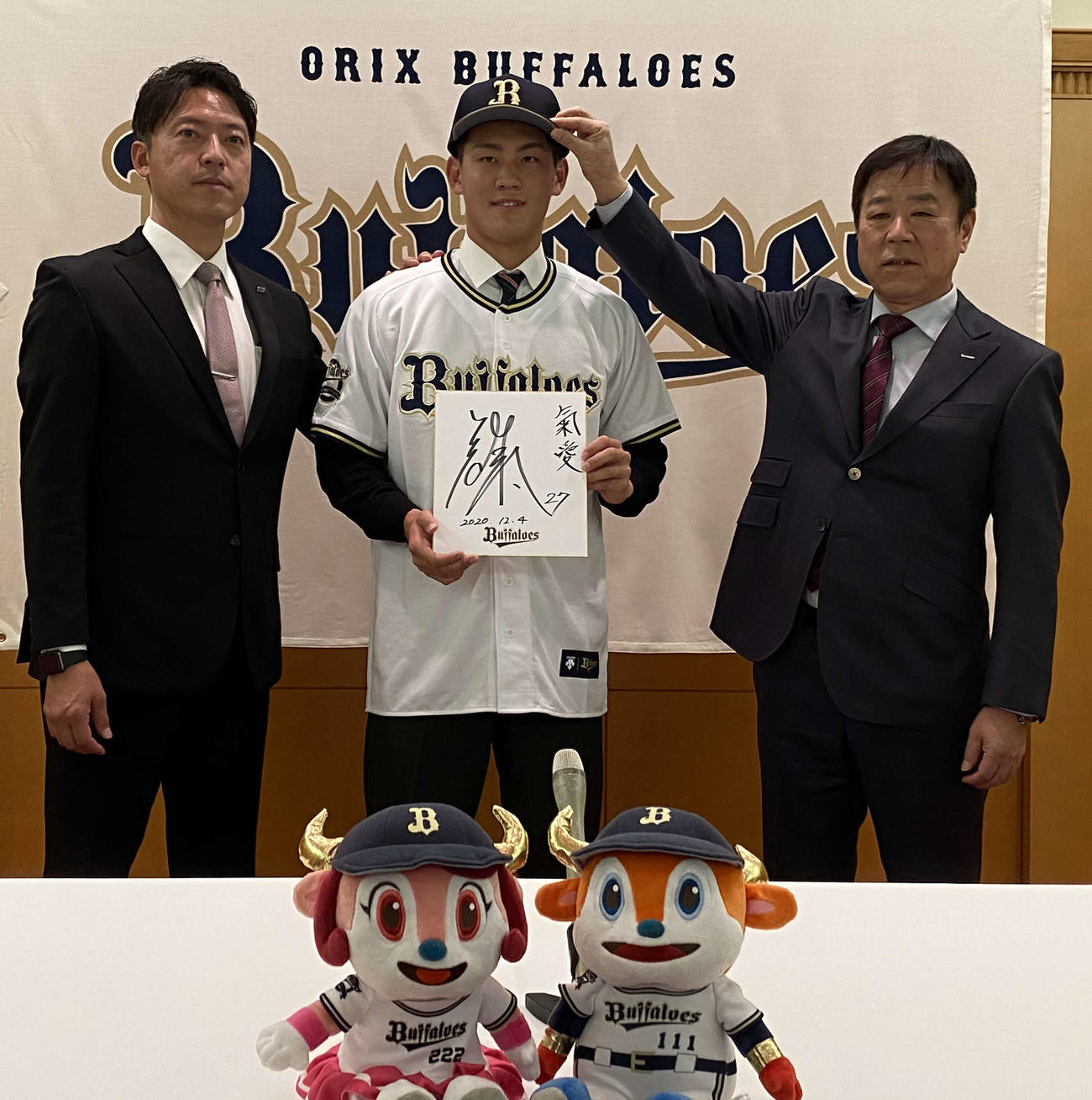 オリックスとの仮契約を終えた中京・元謙太は色紙に「気愛」と記す。右は福良GM、左は谷口スカウト（撮影・真柴健）