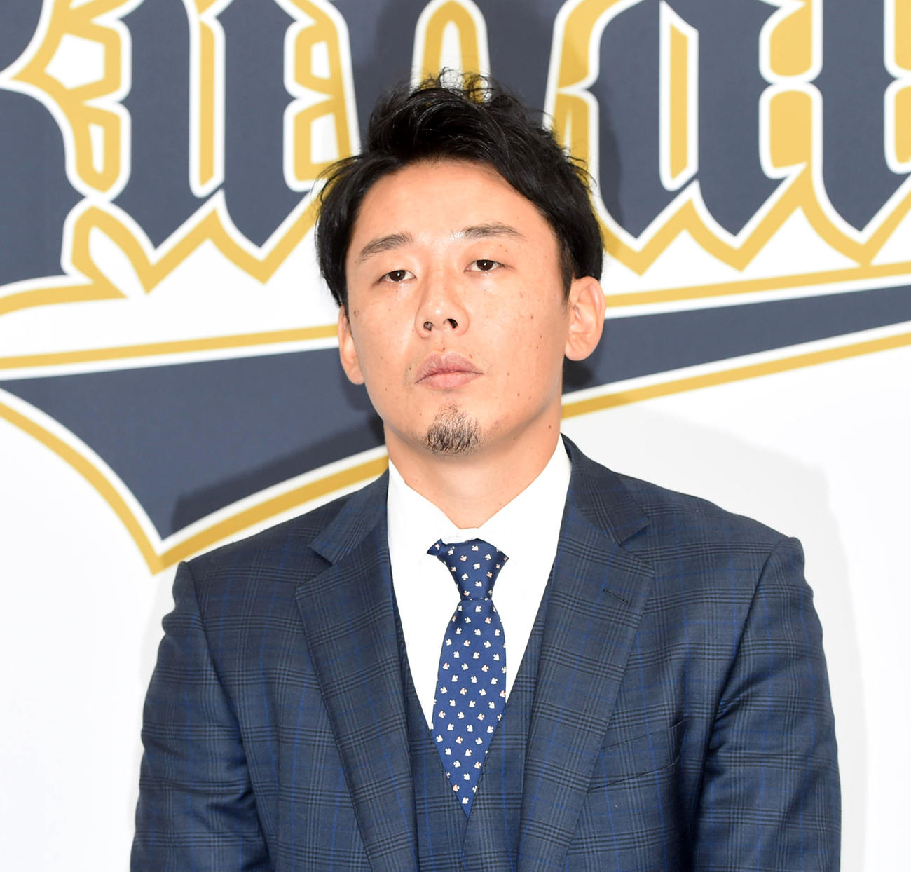 ダウンで契約更改後、会見する金田（撮影・前岡正明）