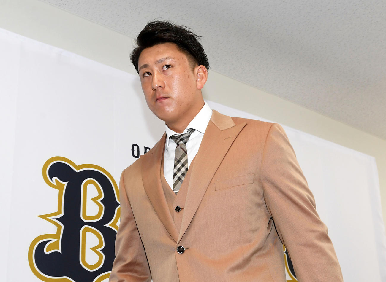 会見を終え引き揚げる杉本（撮影・前岡正明）