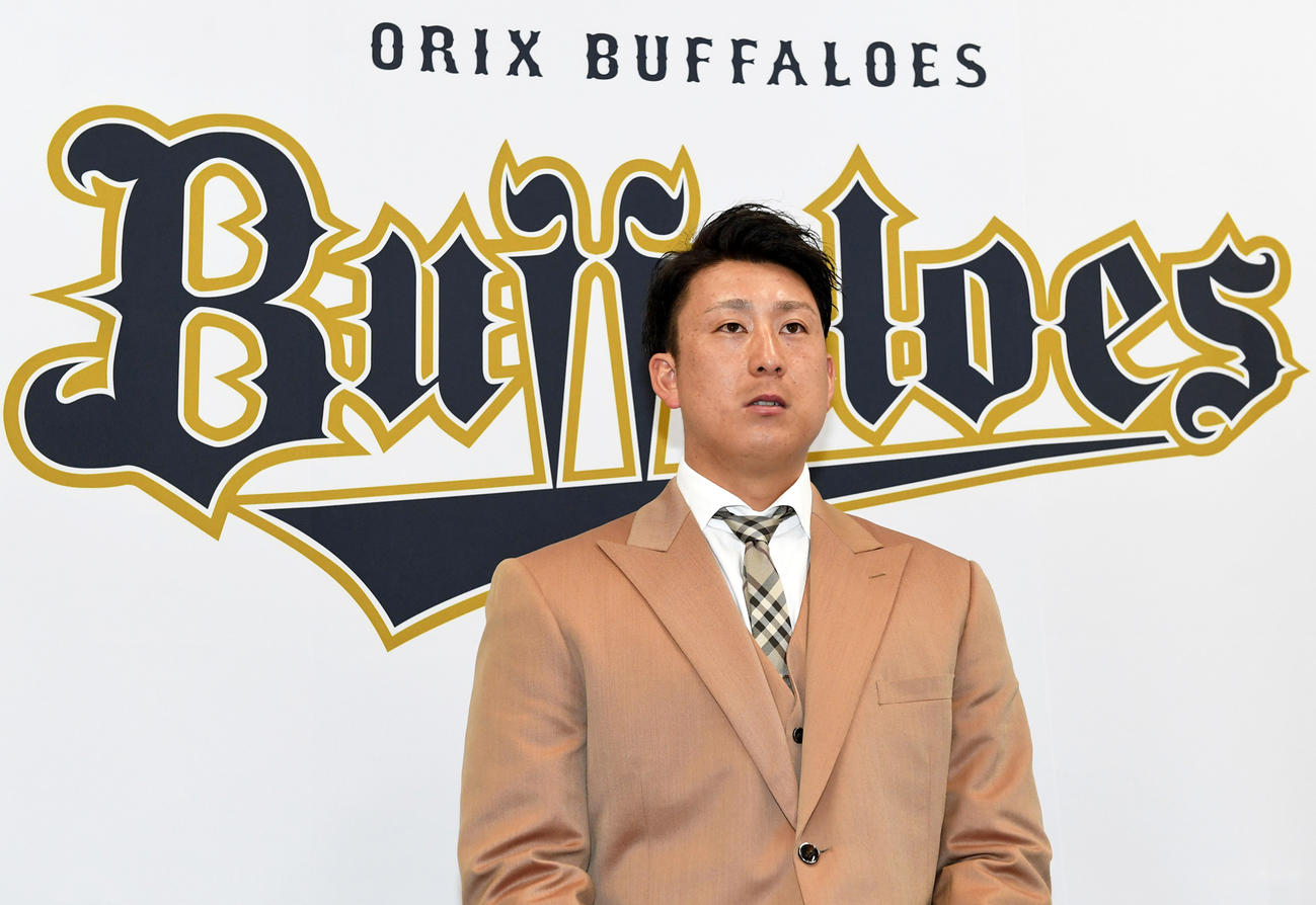 契約更改後に会見する杉本（撮影・前岡正明）