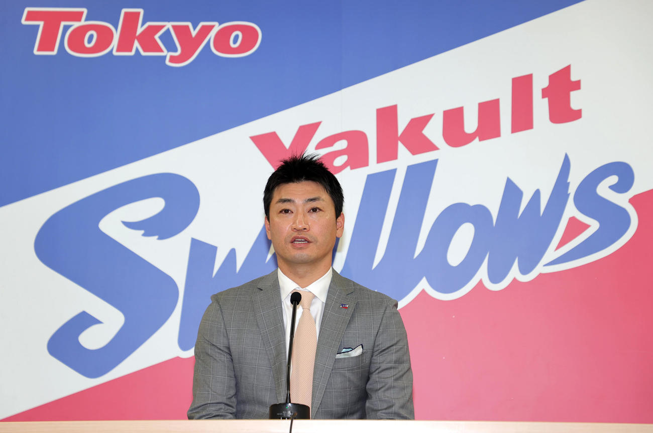 契約を更改し取材に応じる青木（代表撮影）
