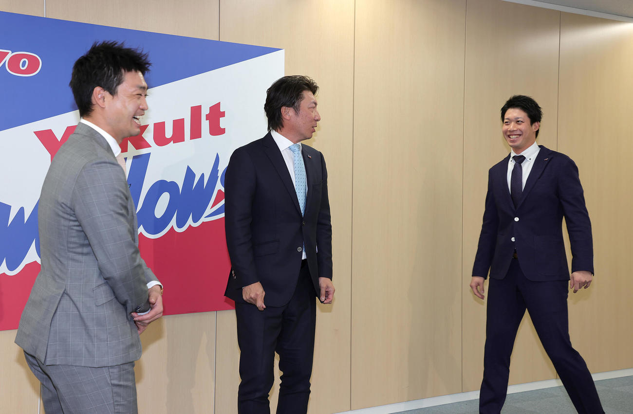 青木宣親（左）が契約更改を終えて会見している会場に乱入する、山田哲人（右）と高津臣吾監督（代表撮影）