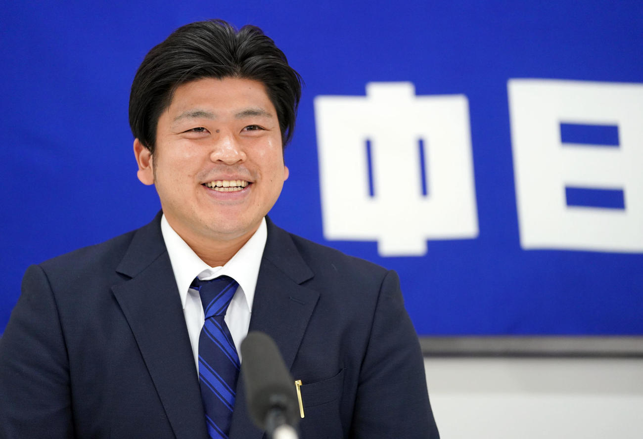 2度目の交渉でサインし、明るい表情で会見する福（撮影・森本幸一）