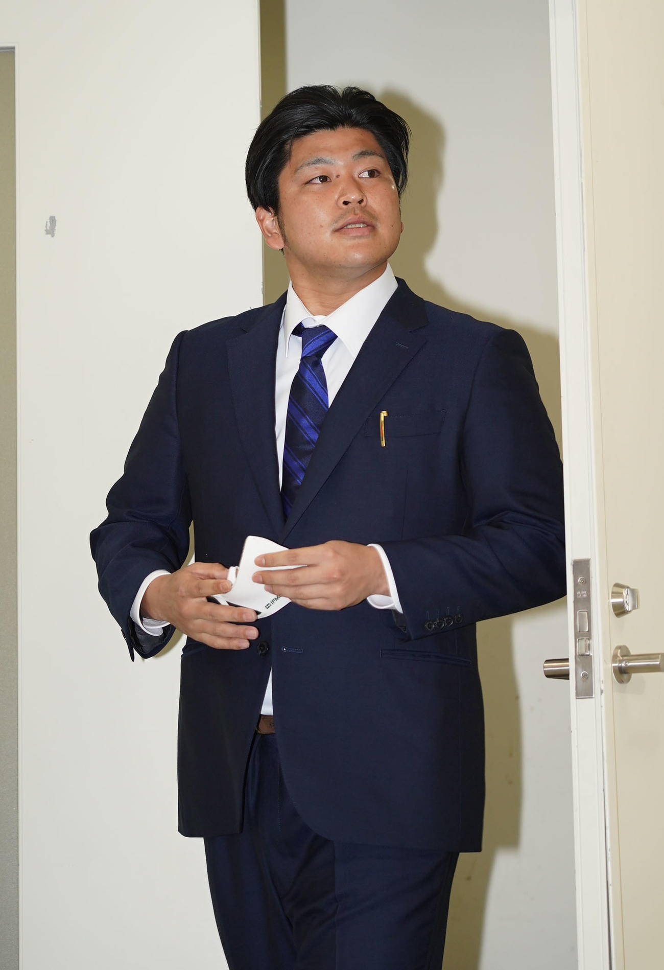 2度目の契約交渉を終え会見場に姿を見せる福敬登（撮影・森本幸一）