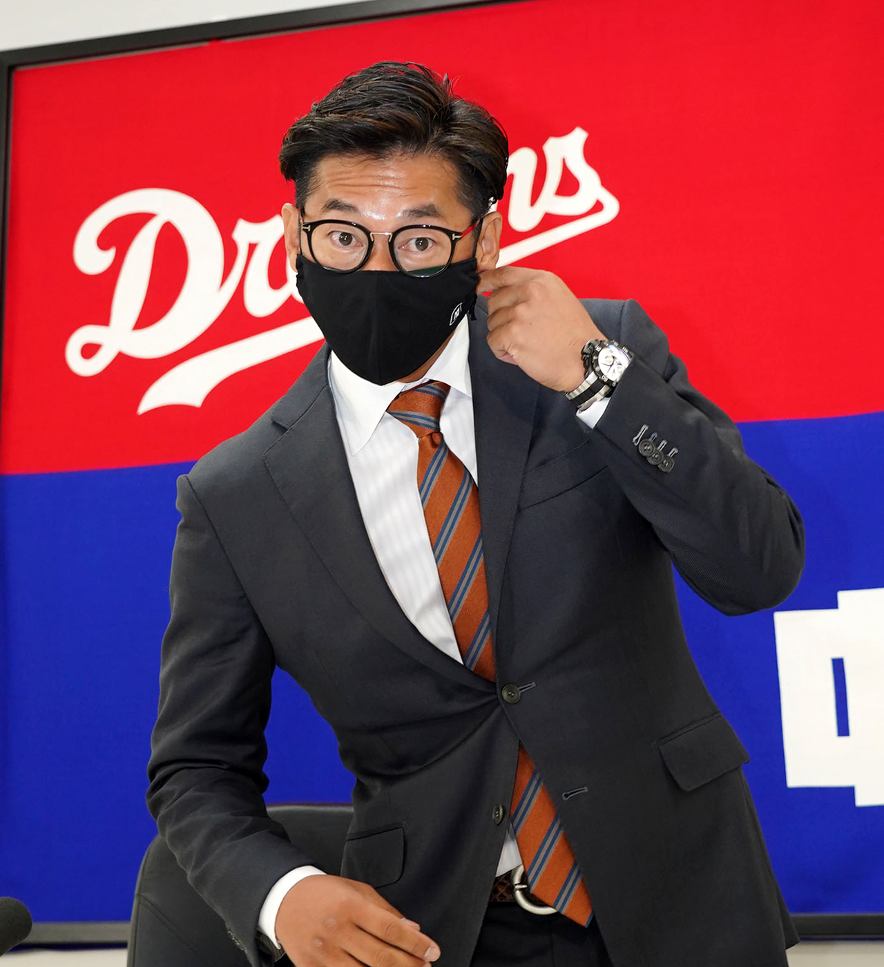 契約更改を終え会見に臨む中日山井（撮影・森本幸一）