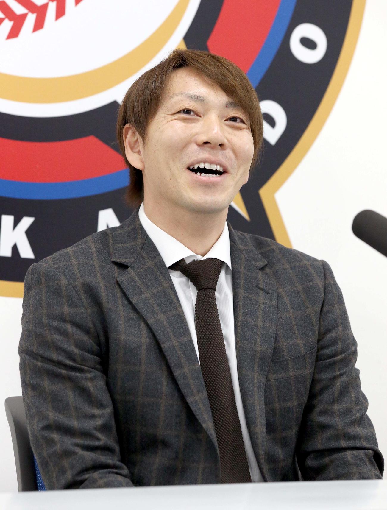 海外FA権を行使せず残留を決め、会見に臨む日本ハム宮西（撮影・佐藤翔太）