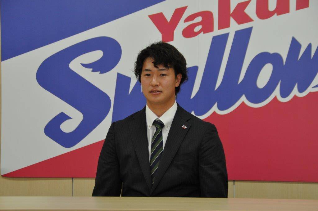 球団事務所で契約更改会見に臨んだヤクルト長谷川