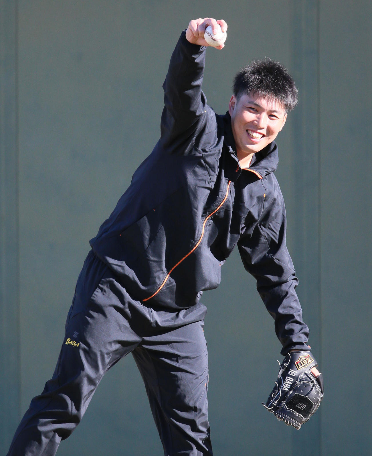 鳴尾浜球場でキャッチボールに励む馬場（撮影・上山淳一）