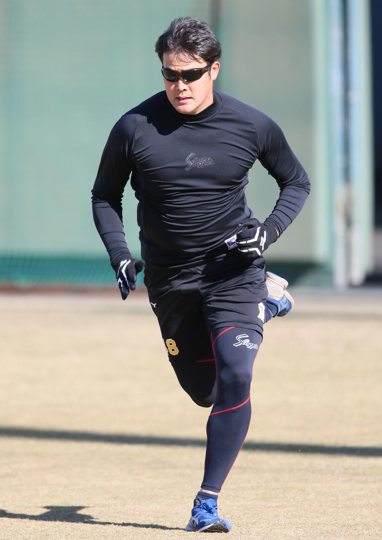 鳴尾浜球場で斎藤友貴哉はダッシュを繰り返す（撮影・上山淳一）