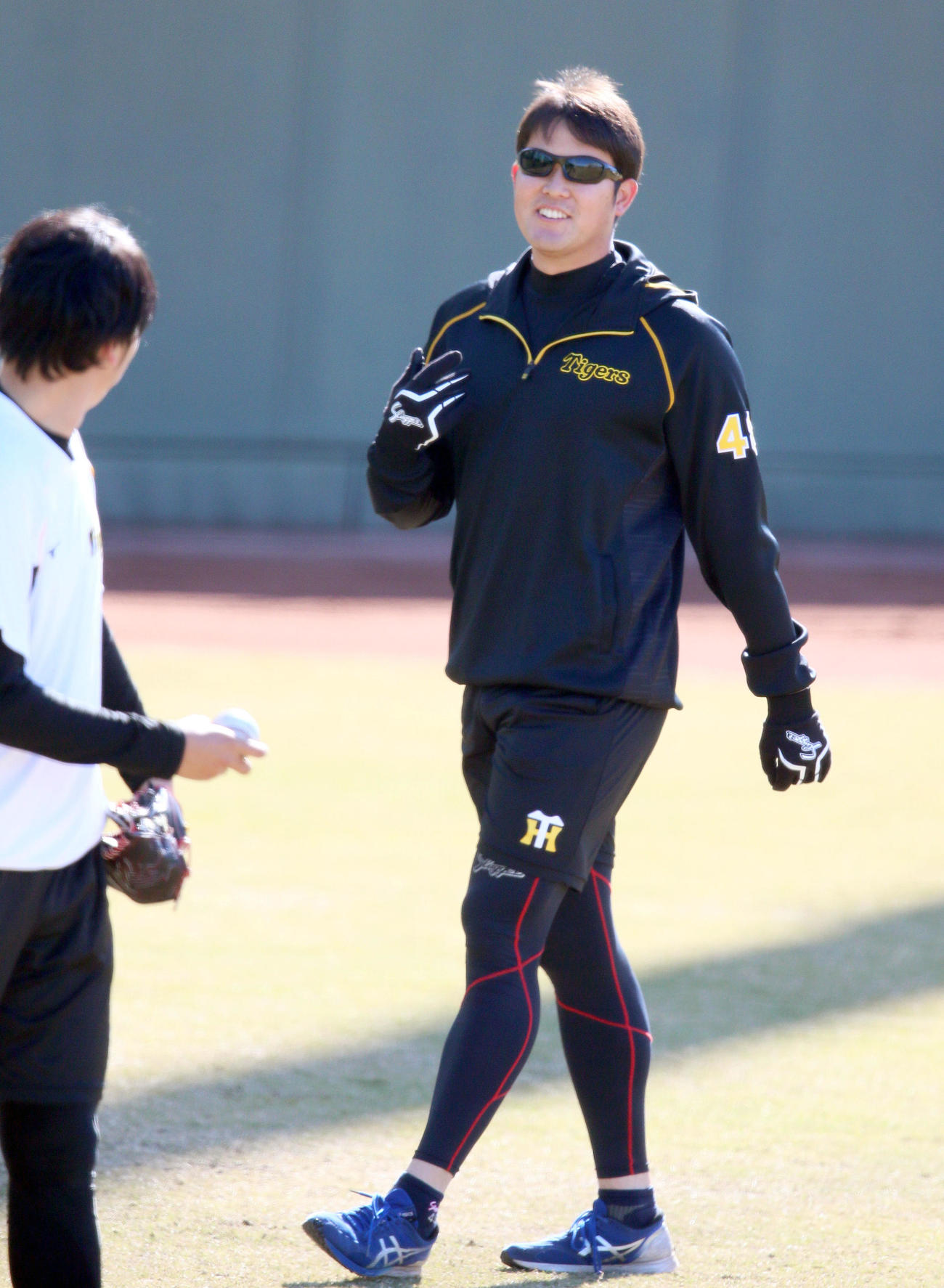 鳴尾浜球場で自主トレする斎藤友貴哉（右）は笑顔を見せる（撮影・上山淳一）