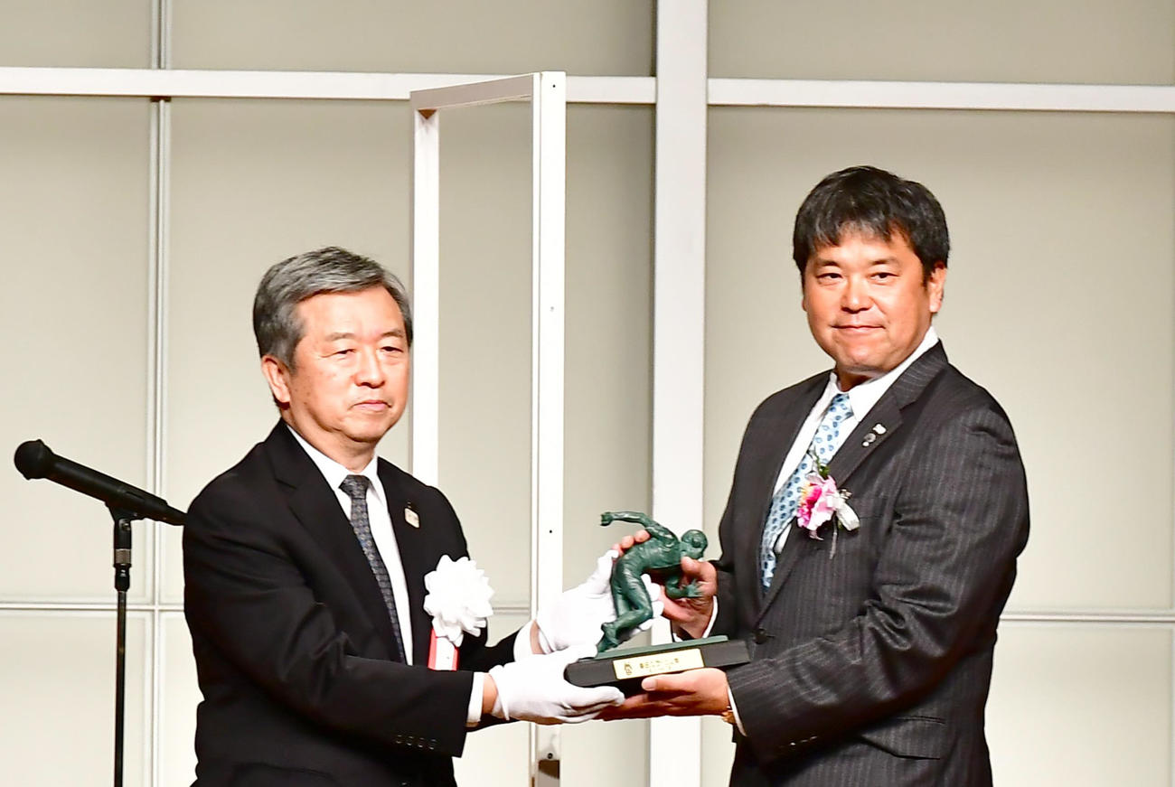 「2020毎日スポーツ人賞」表彰式で父の故野村克也氏が功労賞を受賞し、毎日新聞社丸山代表取締役社長（左）から代理でブロンズ像の贈呈を受ける野村克則氏（撮影・小沢裕）