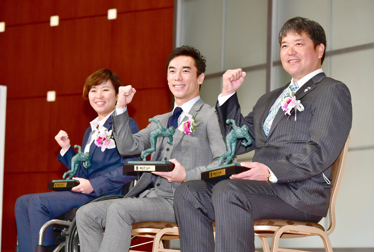 「2020毎日スポーツ人賞」表彰式に臨む、左から新人賞を受賞した車いすテニスの大谷桃子、グランプリを受賞したレーシングドライバーの佐藤琢磨、功労賞を受賞した父野村克也氏の代理で登壇した野村克則氏（撮影・小沢裕）