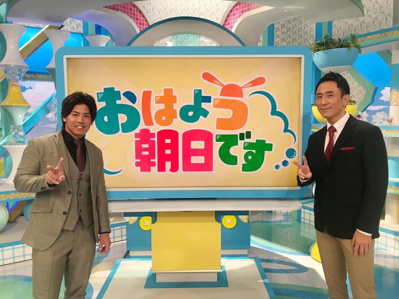 「おはよう朝日です」に出演した梅野隆太郎、右は岩本計介アナウンサー（球団提供）