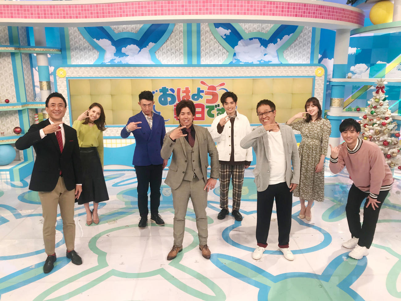 「おはよう朝日です」に出演した梅野隆太郎は出演者とポーズを決める（球団提供）