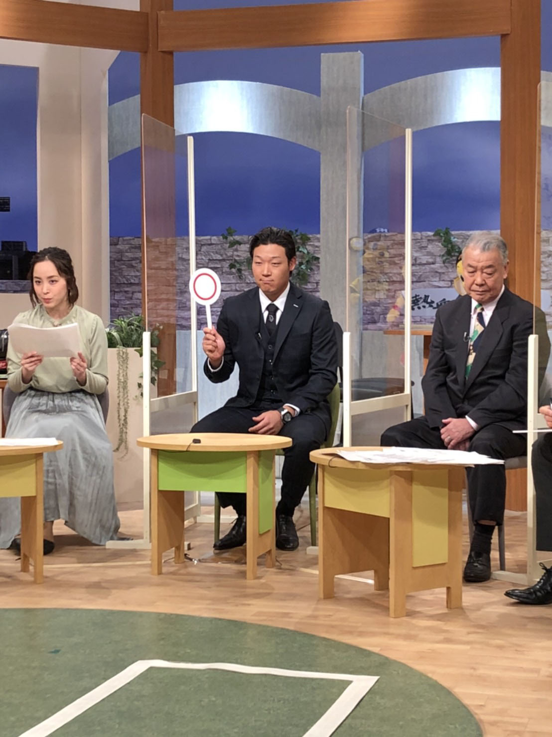 熱血！タイガース党に出演した大山、左は武田訓佳、右は福本豊氏（球団提供）