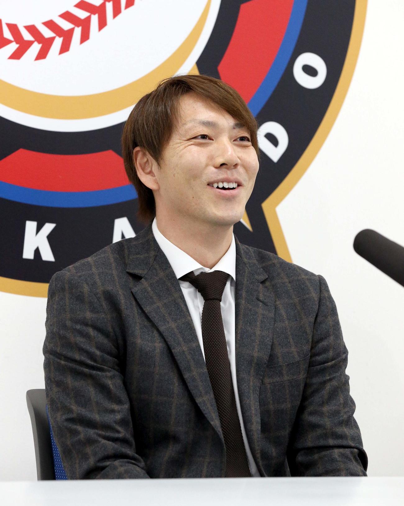 海外FA権を行使せず残留を決め、会見に臨む日本ハム宮西（撮影・佐藤翔太）