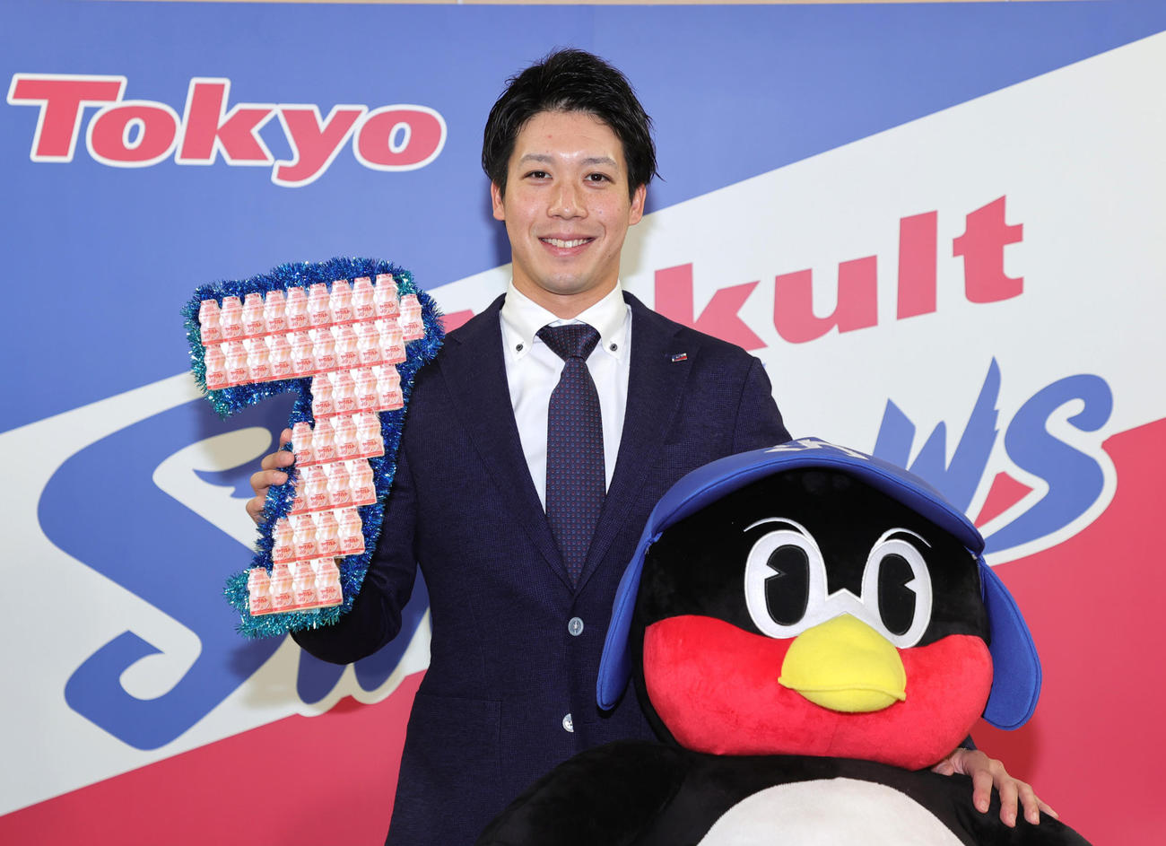 7年契約にちなんだ「7」のボードを手に撮影に応じるヤクルト山田哲（代表撮影）
